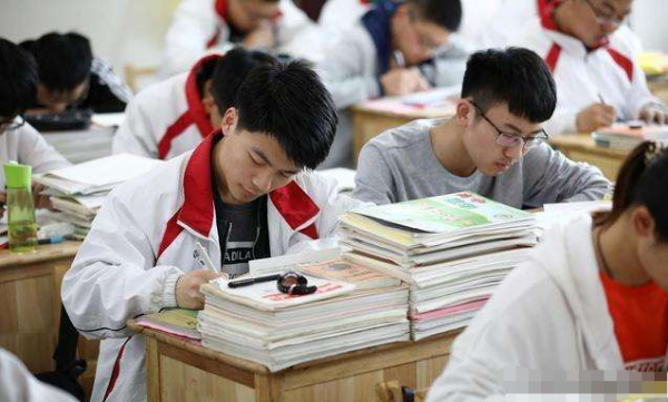 高三模擬考試沒過400分,還能考上本科嗎?資深的班主任這樣說 高三模擬考試沒過400分,還能考上本科嗎?資深的班主任這樣說