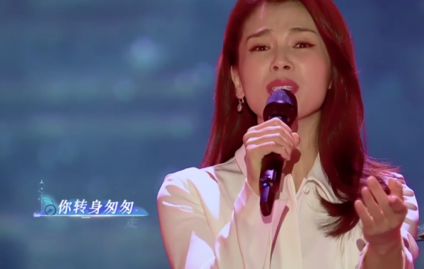 “南北”雙臺跨年：唐嫣美豔、王鷗搶鏡，楊冪眼妝像“發光眼屎”