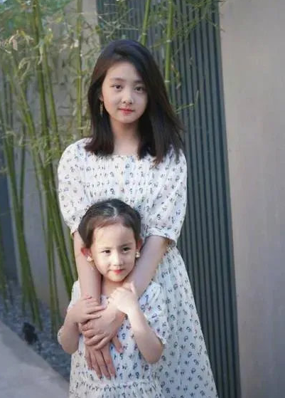 15歲黃多多曬自拍照，濃妝紅唇顯得成熟，與媽媽孫莉長得愈發相像