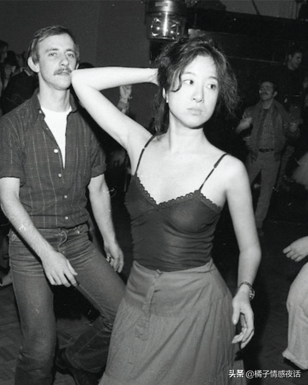 72歲“婚紗女王”王薇薇：離婚，蹦迪，泡小鮮肉，她才不是鄧文迪