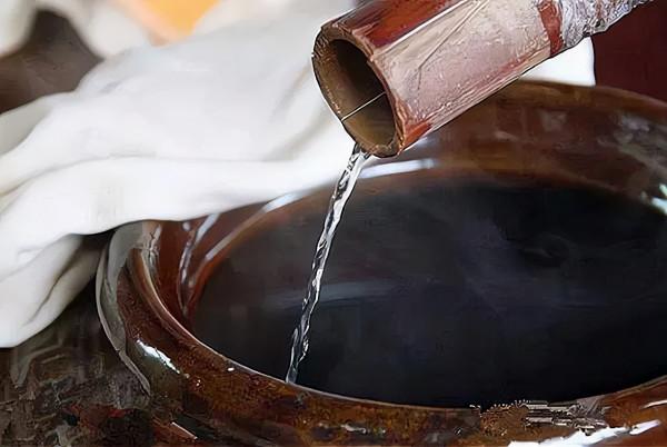 街邊“現烤現賣”的酒都是純糧食白酒?真相如何?釀酒30年的老師傅道出實情 街邊“現烤現賣”的酒都是純糧食白酒?真相如何?釀酒30年的老師傅道出實情