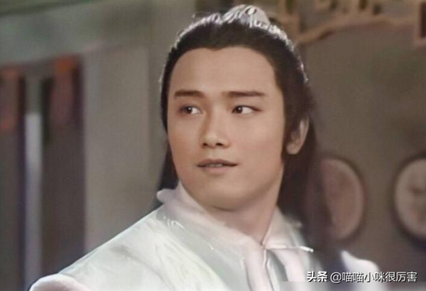 太瘦土氣大方臉，年輕時很一般，老了卻變帥的8位男星，不服不行