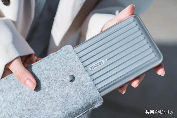 徵拓推出一款205W超大功率移動電源