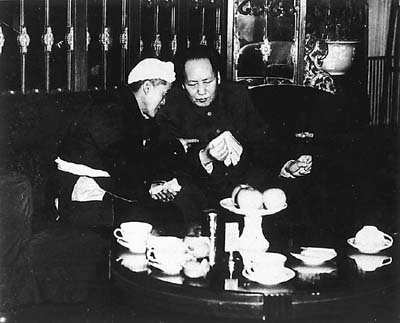 他曾兩次救下毛主席的命,建國後兒子被主席接見,給了他兩個特權 他曾兩次救下毛主席的命,建國後兒子被主席接見,給了他兩個特權