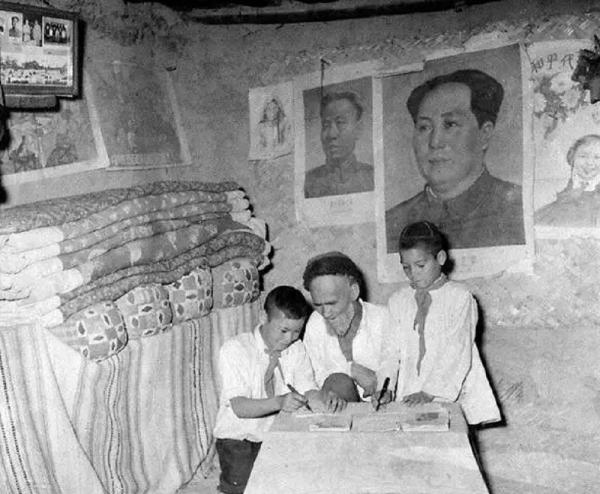 庫爾班騎驢去北京,毛主席給了他一塊條絨布,他做成衣服世代傳承 庫爾班騎驢去北京,毛主席給了他一塊條絨布,他做成衣服世代傳承