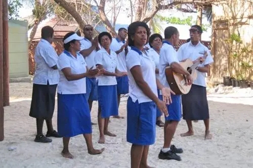 斐濟慶祝獨立50週年、穿拖鞋和裙子的儀仗隊士兵讓人眼前一亮