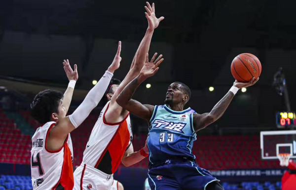 23分大勝，終結10連敗，李楠臉上露出笑容，吳冠希23+6立大功