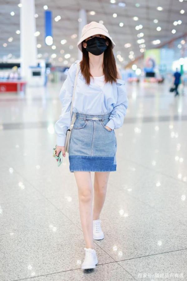 李沁挺會趕時髦,穿的半身裙像是嫌短,又拼上一截看著好個性 李沁挺會趕時髦,穿的半身裙像是嫌短,又拼上一截看著好個性