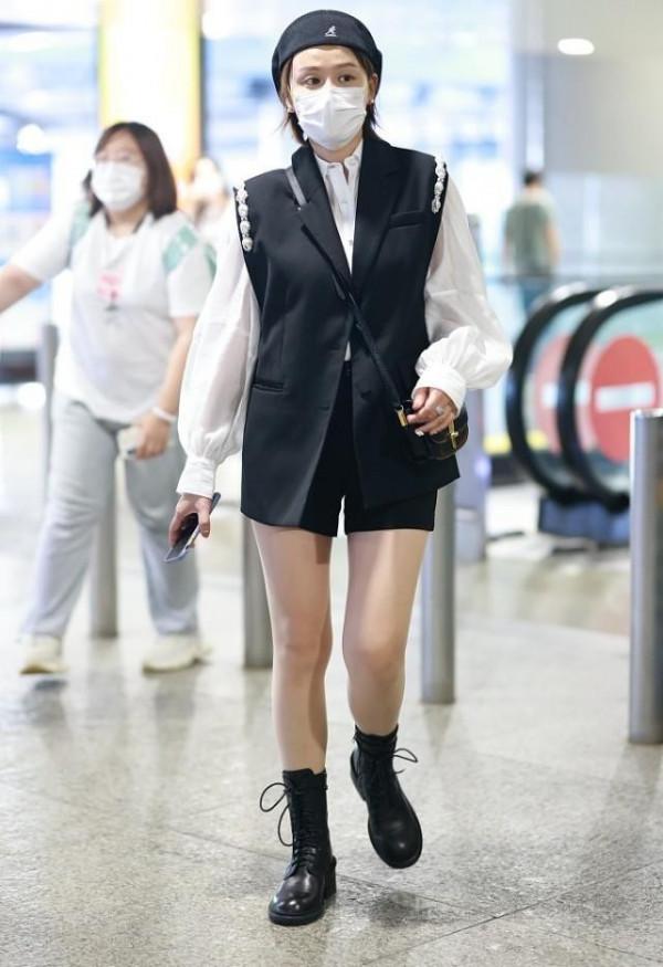 葉一茜和女兒森碟長得真像,一身黑白穿搭好簡約,不愧是辣媽 葉一茜和女兒森碟長得真像,一身黑白穿搭好簡約,不愧是辣媽