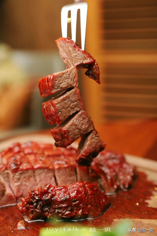 一款牛排，四種口味，最愛五分熟的M8溼式熟成肉眼