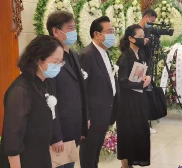 82歲李雙江飯桌上開嗓!妻子夢鴿一旁鼓掌,唱功卻遭網友吐糟 82歲李雙江飯桌上開嗓!妻子夢鴿一旁鼓掌,唱功卻遭網友吐糟