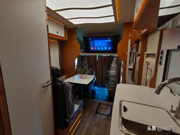 顏值效能都一流，還帶兩種佈局，不愁水電，實拍國產羅曼特斯房車