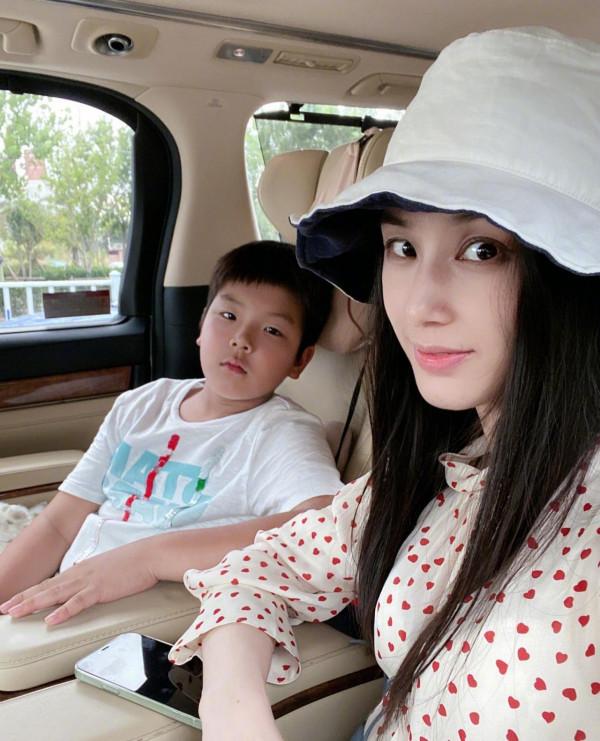 黃聖依帶大公子打卡環球影城，兒子小眼睛像爸爸，母子同框似姐弟