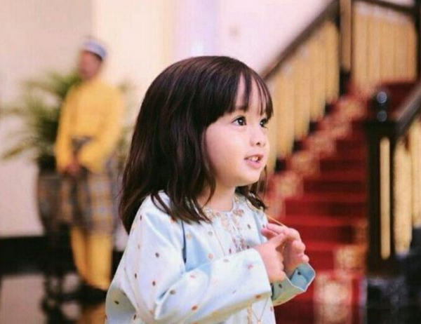 馬來西亞10歲公主：包子臉大眼睛嘟嘴好可愛，比夏洛特還討人喜歡