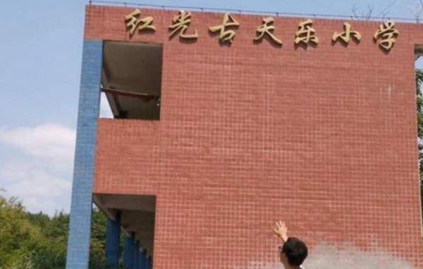 捐建百所學校，如今校內雜草叢生，古天樂慈善的背後沒有那麼簡單