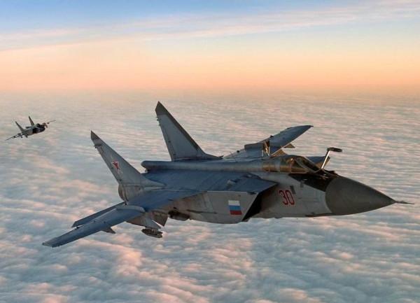 F-22慘遭米格-31戲耍，卻無能無力，俄將美防空識別區當自家花園