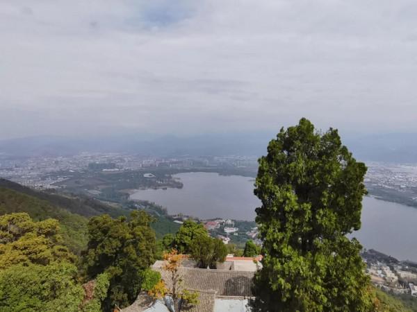 爬個瀘山居然累成一攤爛泥