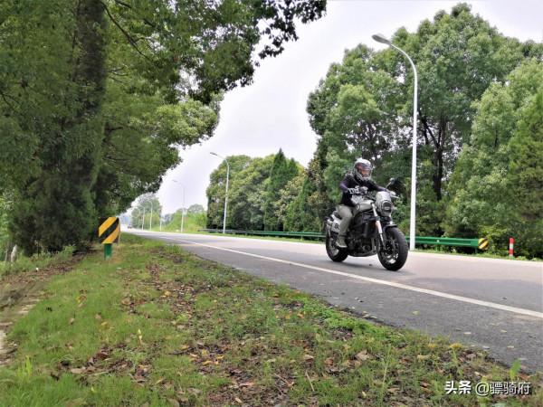 意國雙雄全面對比——貝納利幼獅800T版 VS 杜卡迪自遊800 意國雙雄全面對比——貝納利幼獅800T版 VS 杜卡迪自遊800