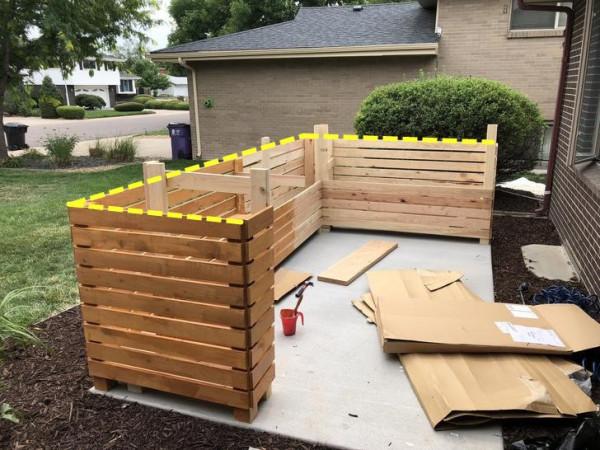 國外家庭的陽臺上，砌花槽當護欄，入住後種花種菜比鐵藝護欄有用