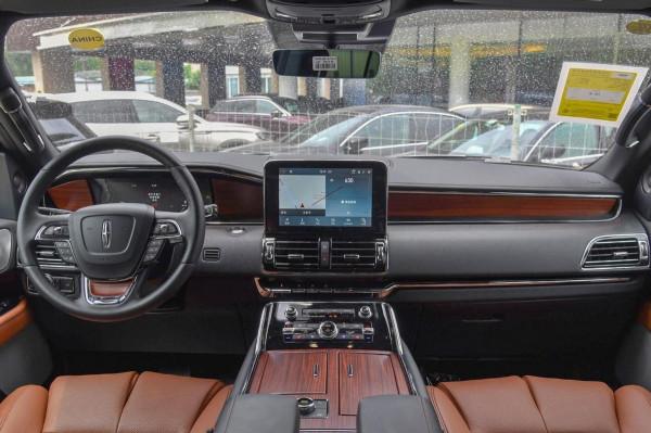 這才是純爺們的座駕，長超5米6，配3.5T V6動力，實拍林肯領航員