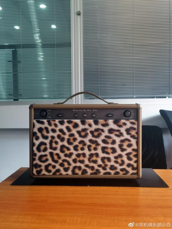 辦公桌上曾用過和仍在用的幾對小喇叭