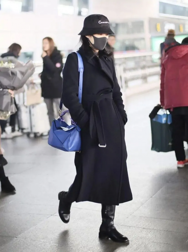 被周濤“不好好穿衣”造型驚豔了，大衣玩出新花樣，真穿搭榜樣