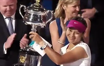 她曾為李娜頒發澳網冠軍獎盃，如今迎來67歲生日