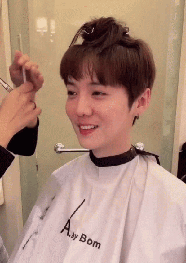 鹿晗更新動態曬短髮，短點兒是涼快