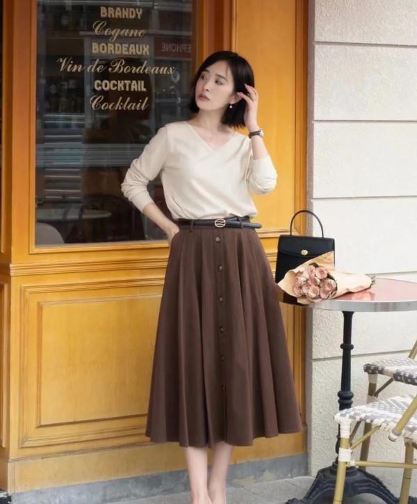 秋季有一種穿搭叫“針織衫+半裙”，簡單好看又舒服，優雅又舒服