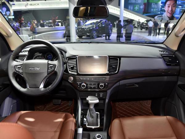 搭配6AT&plus;四驅，與日產途達同級，動力極強的SUV，實拍mu-X牧遊俠