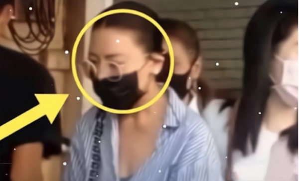 西拉米素顏照，年過半百也眉目清秀，高光時刻兩個設計師跪地服侍