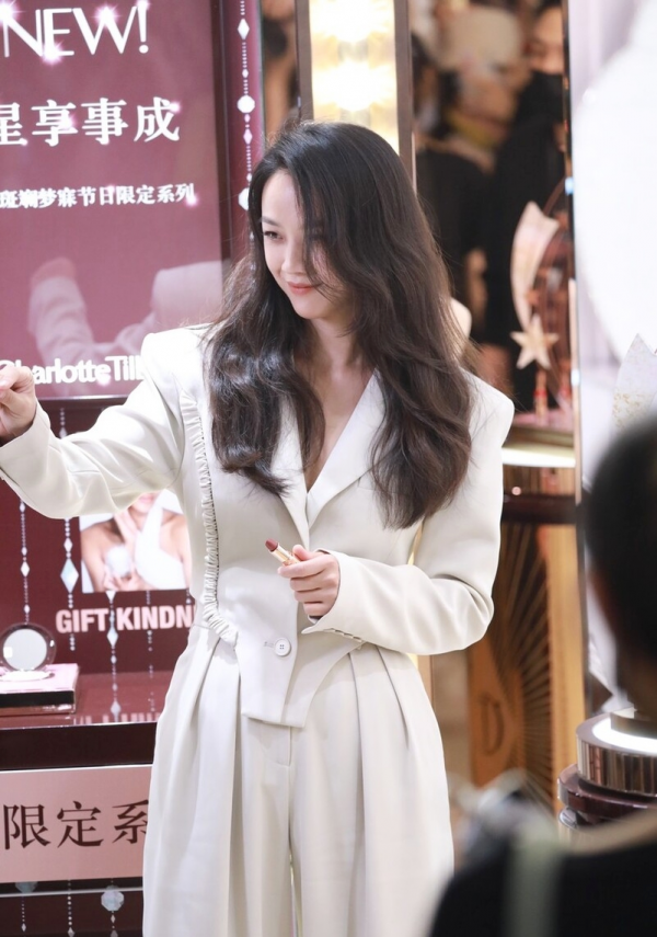 湯唯終於回國營業了,穿西裝配大波浪捲髮好高階,氣質無敵 湯唯終於回國營業了,穿西裝配大波浪捲髮好高階,氣質無敵