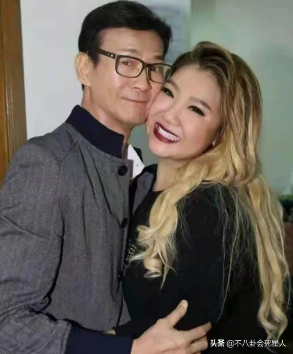 同爸不同命的星二代，成龍兒子開百萬豪車，女兒住百元賓館