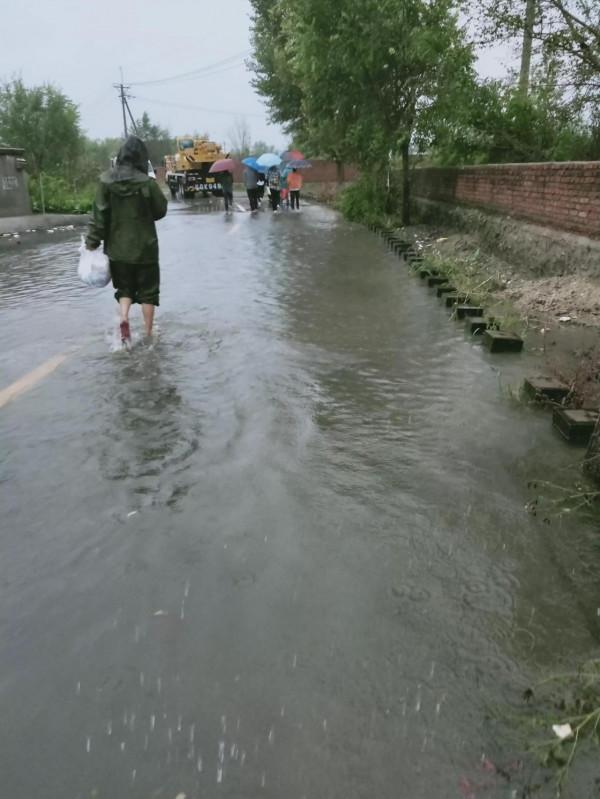 暴雨中，有車不坐，他們為什麼選擇趟那沒過膝蓋的洪流
