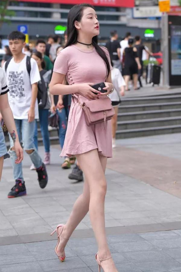 穿短袖裙裝,度清涼的秋日,淺粉色裙裝穿搭清新甜美又優雅靚麗 穿短袖裙裝,度清涼的秋日,淺粉色裙裝穿搭清新甜美又優雅靚麗
