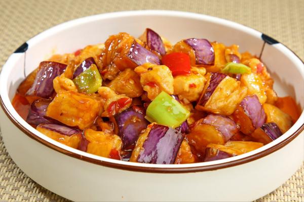 炒茄子,原來不能先放油,廚師長教你2招,茄子不油膩不發黑 炒茄子,原來不能先放油,廚師長教你2招,茄子不油膩不發黑