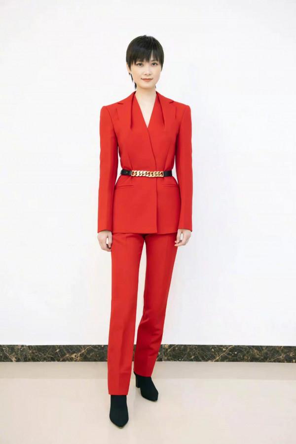 央視國慶晚會群星閃耀！劉嘉玲穿國產高定，劉濤戴30萬元珠寶吸睛