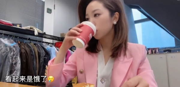 央視新聞主播早晚班現狀：白天不懂夜的黑……