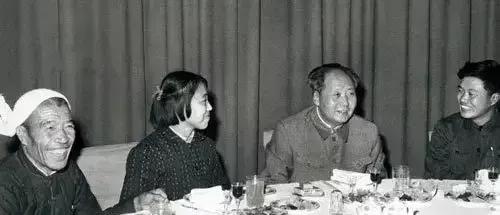 1964年，毛主席請王進喜吃飯，桌上共有12道菜，但他為何沒吃飽？