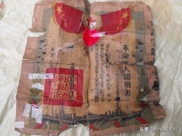 黃繼光犧牲十天後，繼任的班長呂慕祥，把自己身體塞進敵人槍眼裡