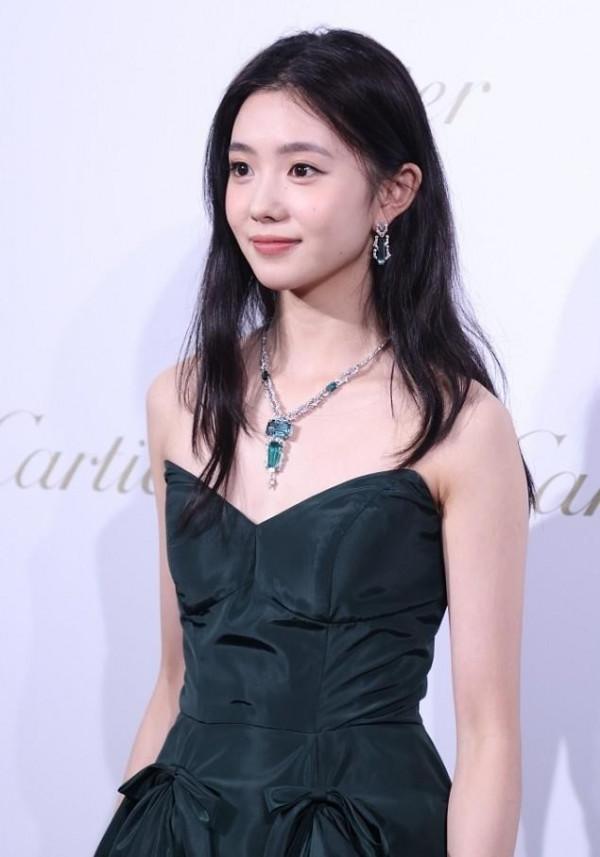 “00後謀女郎”劉浩存不一般，墨綠色禮裙都能穿出純欲風，太驚豔