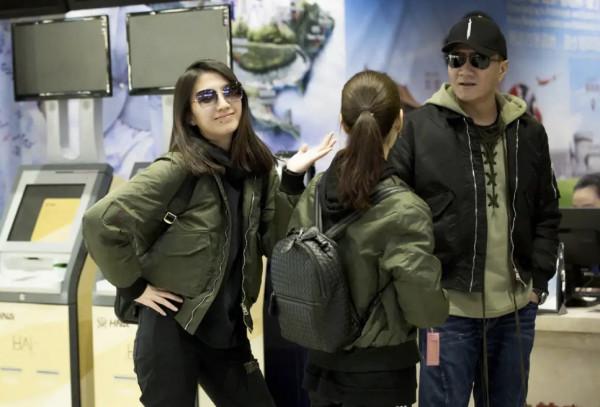 胡軍攜妻子女兒出鏡，三人同穿機車風夾克服，又酷又養眼
