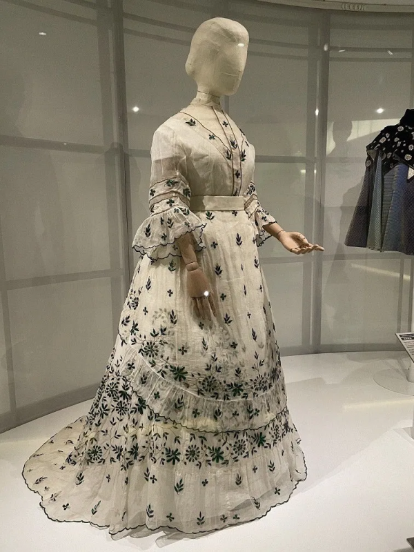 五千片蟲子翅膀,居然做出這麼好看的裙子 五千片蟲子翅膀,居然做出這麼好看的裙子