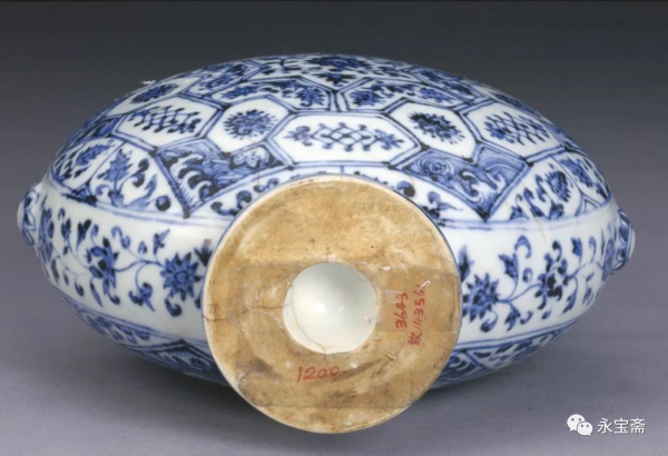 明龍泉窯青釉刻花人物葫蘆紋綬帶耳扁壺 明龍泉窯青釉刻花人物葫蘆紋綬帶耳扁壺