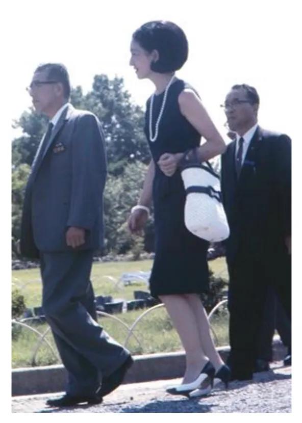 日本皇太后美智子的迷你裙配無袖等年輕時的流行服裝搭配集 日本皇太后美智子的迷你裙配無袖等年輕時的流行服裝搭配集