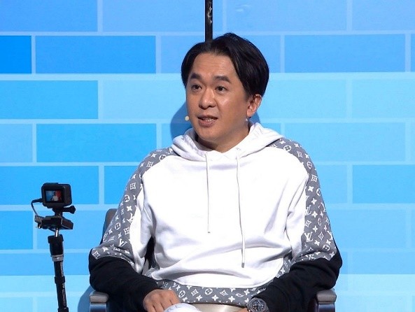 54歲的鄧兆尊:8億身家不婚不育,對3個相貌普通的女友一視同仁 54歲的鄧兆尊:8億身家不婚不育,對3個相貌普通的女友一視同仁