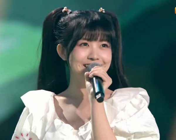 6臺春晚群芳爭豔：唐嫣劉海翻車，張雨綺鑽飾搶鏡，AB像大頭娃娃