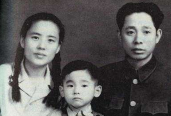 小學生去烈士陵園掃墓,18歲那年被告知,那裡葬著他的軍長父親 小學生去烈士陵園掃墓,18歲那年被告知,那裡葬著他的軍長父親