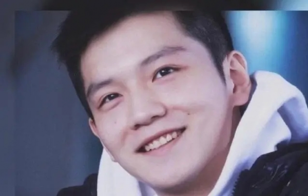 全紅嬋小鳥依人，趴在樊振東的肩膀，坐在旁邊的許昕有些“吃醋”