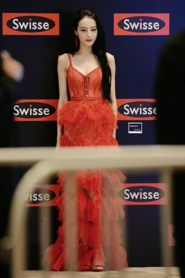 迪麗熱巴紅色吊帶開衩裙